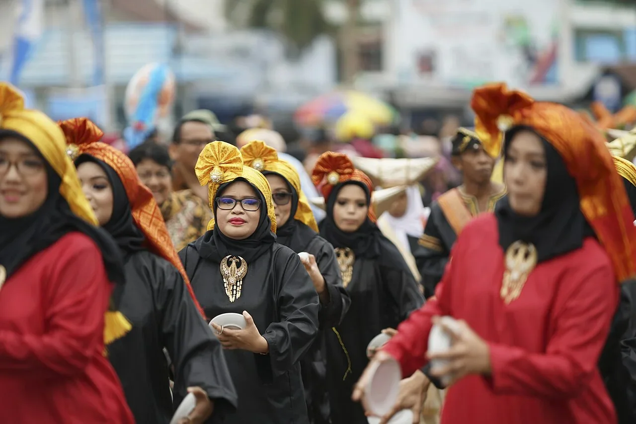 Pertunjukan Tari Piring dalam sebuah perayaan budaya